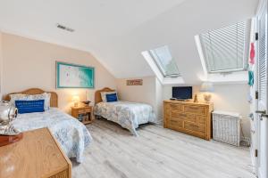 シーブルック・アイランドにある758 Spinnaker Beach Houseのベッドルーム(ベッド2台、テレビ付)