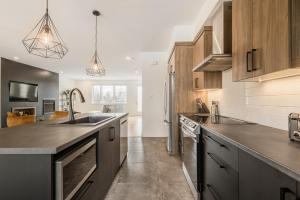 Fotografie z fotogalerie ubytování Le Memph Chouette spacious comfortable condo cottage eco responsible 3 bedrooms private garage - hot tub & pool Memphrémagog Lake v destinaci Magog-Orford