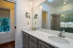 Koupelna v ubytování 2728 Seabrook Island Road + 37 fotografií