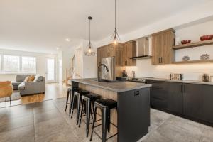 Fotografie z fotogalerie ubytování Le Memph Chouette spacious comfortable condo cottage eco responsible 3 bedrooms private garage - hot tub & pool Memphrémagog Lake v destinaci Magog-Orford