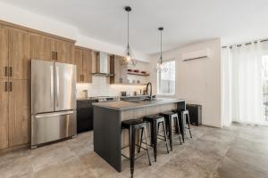 Fotografie z fotogalerie ubytování Le Memph Chouette spacious comfortable condo cottage eco responsible 3 bedrooms private garage - hot tub & pool Memphrémagog Lake v destinaci Magog-Orford