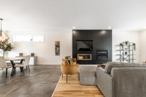 Fotografie z fotogalerie ubytování Le Memph Chouette spacious comfortable condo cottage eco responsible 3 bedrooms private garage - hot tub & pool Memphrémagog Lake v destinaci Magog-Orford + 19 fotografií