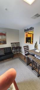 Captain's Quarters Riverfront #2 في ناشفيل: غرفة معيشة مع كنب وطاولة وكراسي