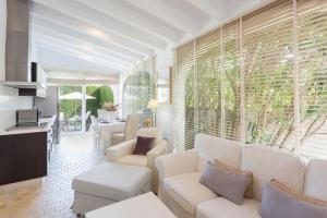- un salon avec un canapé blanc et une table dans l'établissement Casa Azahar y Casa Buganvilla, à Gandía