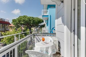 - un balcon avec une table et des chaises dans un bâtiment dans l'établissement B&B Villa Madana, à Rimini
