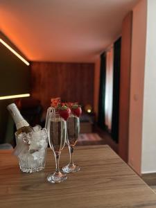 stolik z dwoma kieliszkami wina i butelką szampana w obiekcie wySPAne Katowice w mieście Katowice