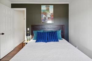 Un pat sau paturi într-o cameră la Private Lakefront Cabin with Amazing Lakeviews