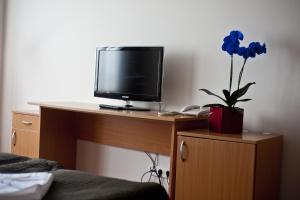 Televízia a/alebo spoločenská miestnosť v ubytovaní Canada Hotel Budapest