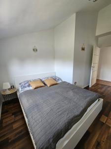 - une chambre blanche avec un grand lit et 2 oreillers dans l'établissement Apartment half-house - 80m from sea, à Mandre