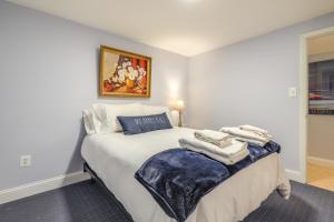 een slaapkamer met een bed met handdoeken erop bij Chic Virginia Getaway - Deck, Near National Harbor in Springfield