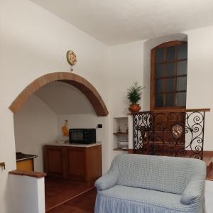 un soggiorno con sedia e forno a microonde di Casa Zeno a Volterra