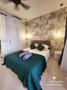 1 dormitorio con 1 cama con 2 almohadas en Seaview Luxury Suites at The Shore Kota Kinabalu, en Kota Kinabalu