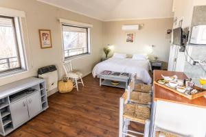 mały pokój z łóżkiem i kuchnią w obiekcie Montaña Blanca w mieście Farellones