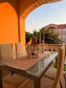 - une table en verre sur une terrasse avec des chaises dans l'établissement Apartment Franka, à Novalja
