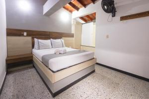 sypialnia z dużym łóżkiem w pokoju w obiekcie Mándala Botero Medellín w mieście Medellín