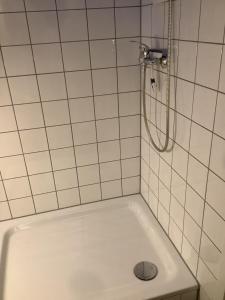 y baño alicatado con bañera y ducha. en Villa Walter, en Leinfelden-Echterdingen