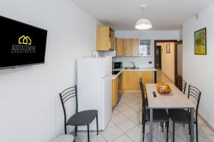 une cuisine et une salle à manger avec une table et des chaises dans l'établissement Aosta Centre Apartments - Croce di Città 88, à Aoste 39 autres photos