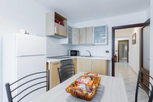 une cuisine avec une table et un panier dans l'établissement Aosta Centre Apartments - Croce di Città 88, à Aoste