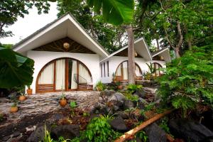 a house in the middle of a forest at El Pital, Chocolate Paradise in Balgue