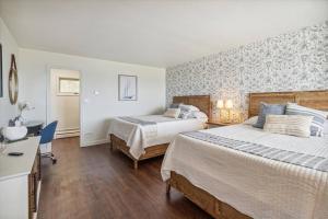 a bedroom with two beds and a desk in it at Million Dollar Views of Petoskey Bay DTPetoskey in Petoskey