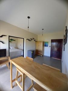 - un salon avec une table en bois et un lit dans l'établissement Kuluka Resort And Spa, à San Miguel