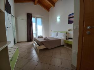 une chambre d'hôtel avec un lit et une fenêtre dans l'établissement Hotel Sasselli, à Cesenatico