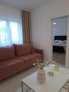 uma sala de estar com um sofá e uma mesa em Bella Luxury Apartment em Sali