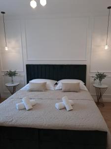 a large bed with two white towels on it at Bella Luxury Apartment in Sali