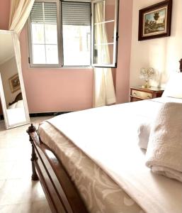 a bedroom with a white bed and a window at Apartamento Claudio Marcelo, 1 in Córdoba