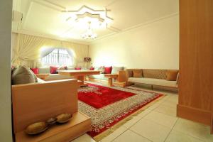 ein Wohnzimmer mit einem Sofa und einem Tisch in der Unterkunft The Downtown Jewel - Centre Marrakech in Marrakesch
