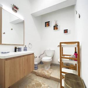 ein Badezimmer mit einem WC, einem Waschbecken und einem Spiegel in der Unterkunft The Downtown Jewel - Centre Marrakech in Marrakesch
