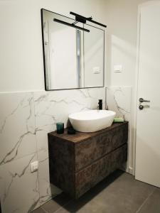 uma casa de banho com um lavatório e um espelho em JBL em Seget Vranjica