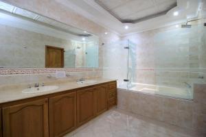 a bathroom with two sinks and a shower at Hotel Abi Inn By GEH Suites in Cartagena de Indias