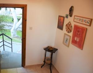 un pasillo con una mesa y pinturas en la pared en Villa Sunset, en Boghaz