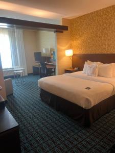 Postel nebo postele na pokoji v ubytování Fairfield Inn & Suites by Marriott Austin Buda