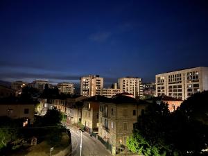 vista su una città di notte con edifici alti di CasaBellocchio a Perugia