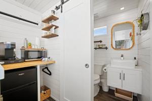 Kopalnica v nastanitvi New The Saguaro-Tiny Shipping Container Home