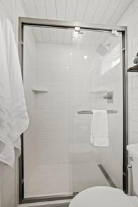 Kopalnica v nastanitvi New The Saguaro-Tiny Shipping Container Home