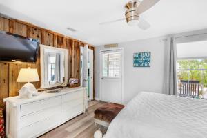 1 dormitorio con 1 cama y vestidor con TV en 200 Steps to the Beach, en Destin 24 fotos más