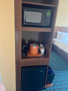 Kuchyň nebo kuchyňský kout v ubytování Fairfield Inn & Suites by Marriott Austin Buda