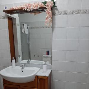 bagno con lavandino e specchio di Casa Zeno a Volterra