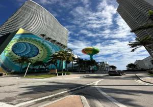 una calle de la ciudad con un gran edificio y un globo en Amplio Studio en hotel Beachwalk Resort Miami, en Hallandale Beach