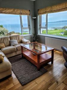 ein Wohnzimmer mit einem Sofa und einem Couchtisch in der Unterkunft Lighthouse Farm in Greencastle