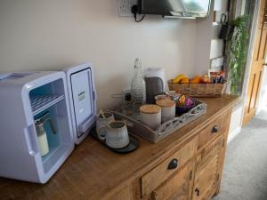 kuchenka mikrofalowa na drewnianym komodzie w obiekcie Arundel Comfort En Suite Twin Friends & Family w mieście Arundel
