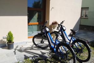 zwei Fahrräder stehen neben einem Gebäude geparkt in der Unterkunft B&B LE AQUANE in Ono San Pietro