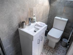 łazienka z białą umywalką i toaletą w obiekcie Arundel Comfort En Suite Twin Friends & Family w mieście Arundel