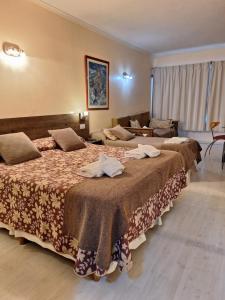 2 Betten in einem Hotelzimmer mit Handtüchern darauf in der Unterkunft Bariloche Center 630 STUDIO in San Carlos de Bariloche
