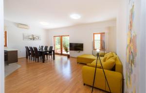 salon z żółtą kanapą i stołem w obiekcie 5 Bedroom Lovely Home In Posedarje w mieście Posedarje