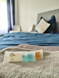 um tubo de pasta de dentes sentado em cima de uma cama em ApartmentsCarlsbad em Karlovy Vary