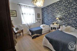 pokój hotelowy z dwoma łóżkami i oknem w obiekcie La Brocantine w mieście Corcelles-en-Beaujolais